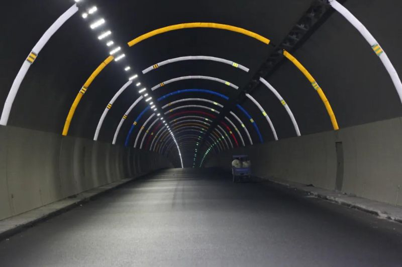 隧道内安装反光环 颜值更高更安全！